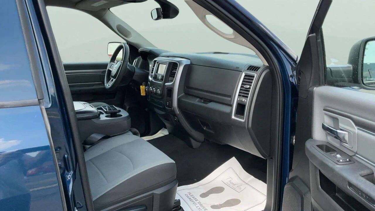 2022 RAM 1500 Classic SLT 4x4 4dr Crew Cab 5.5 ft. SB Pickup Chesterfield MI