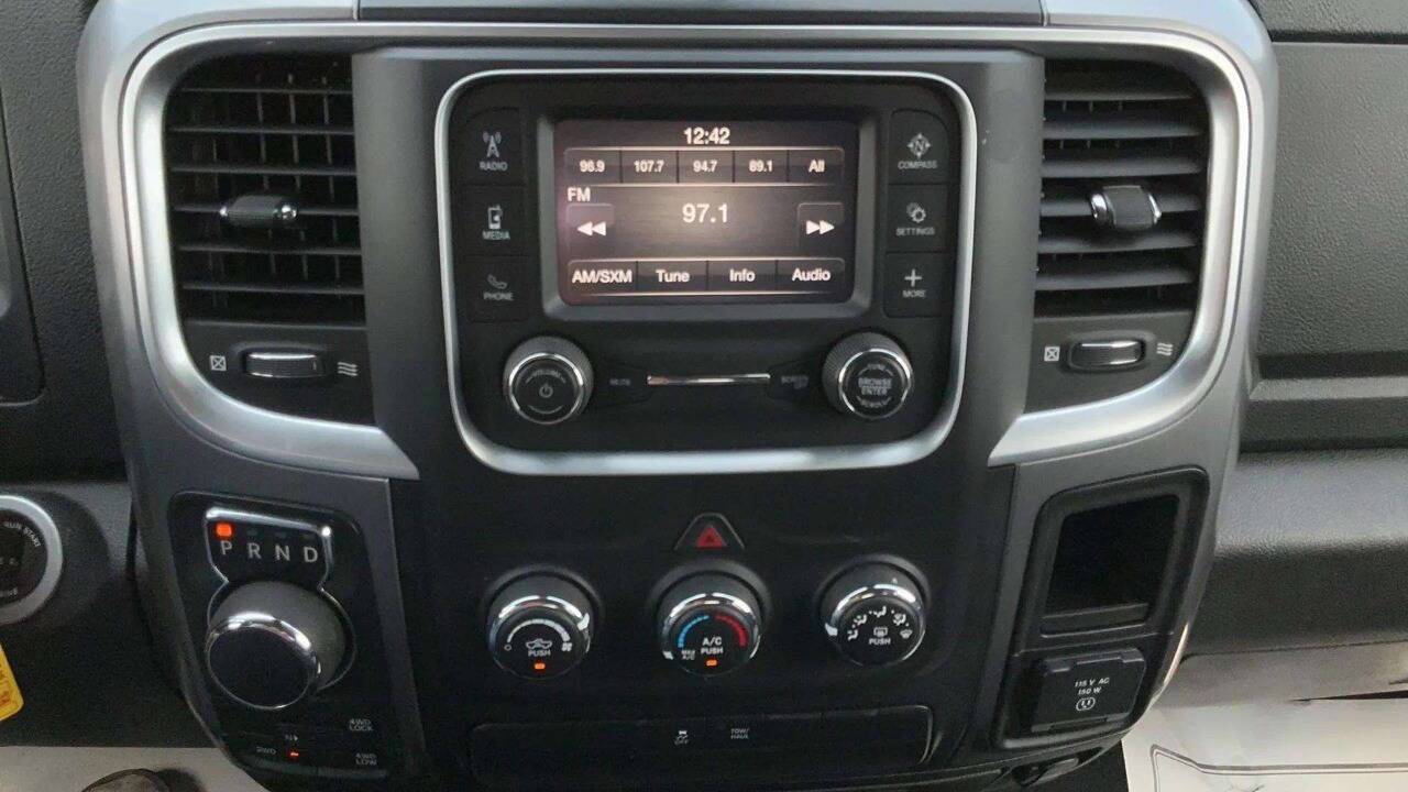 2022 RAM 1500 Classic SLT 4x4 4dr Crew Cab 5.5 ft. SB Pickup Chesterfield MI