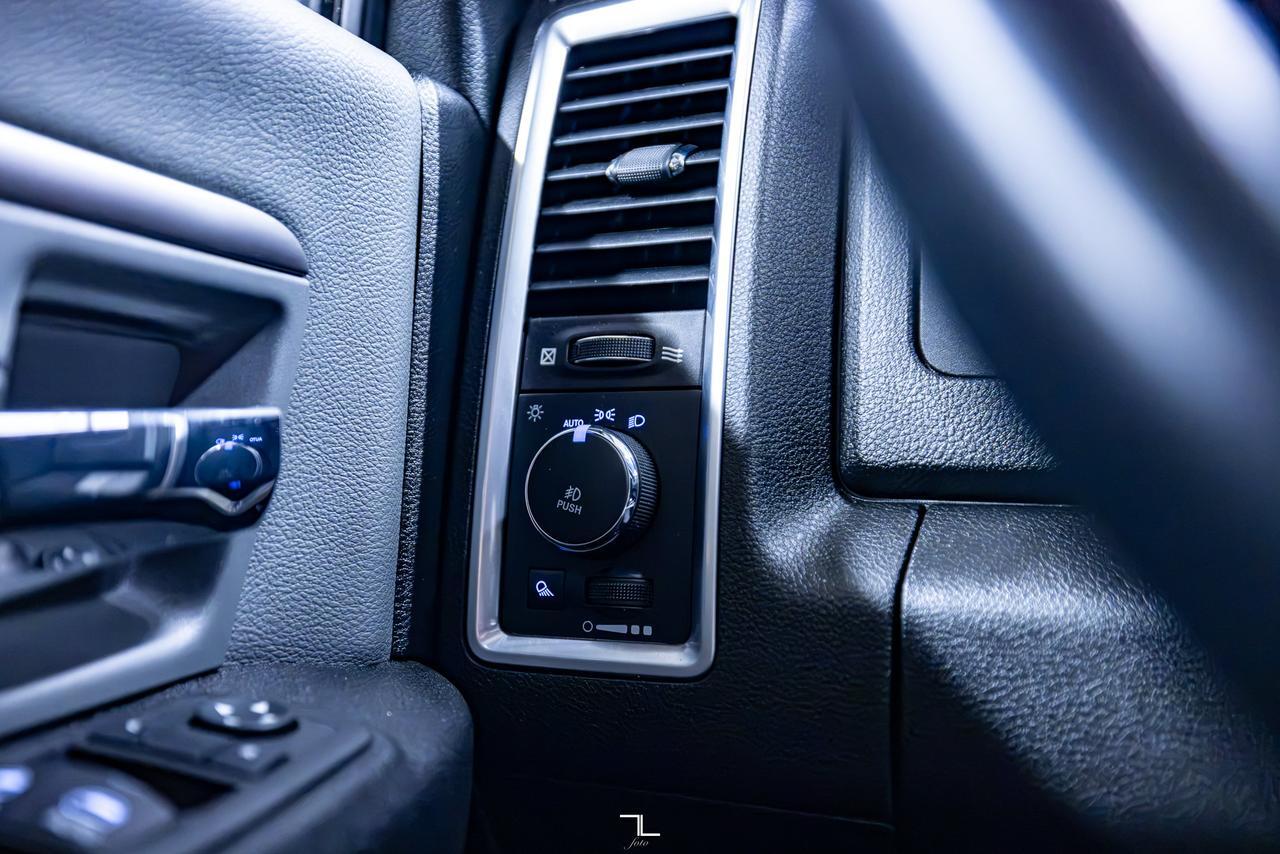 2022 Ram 1500 Classic 4x4 Crew Cab SLT Nav BCam Red Deer AB