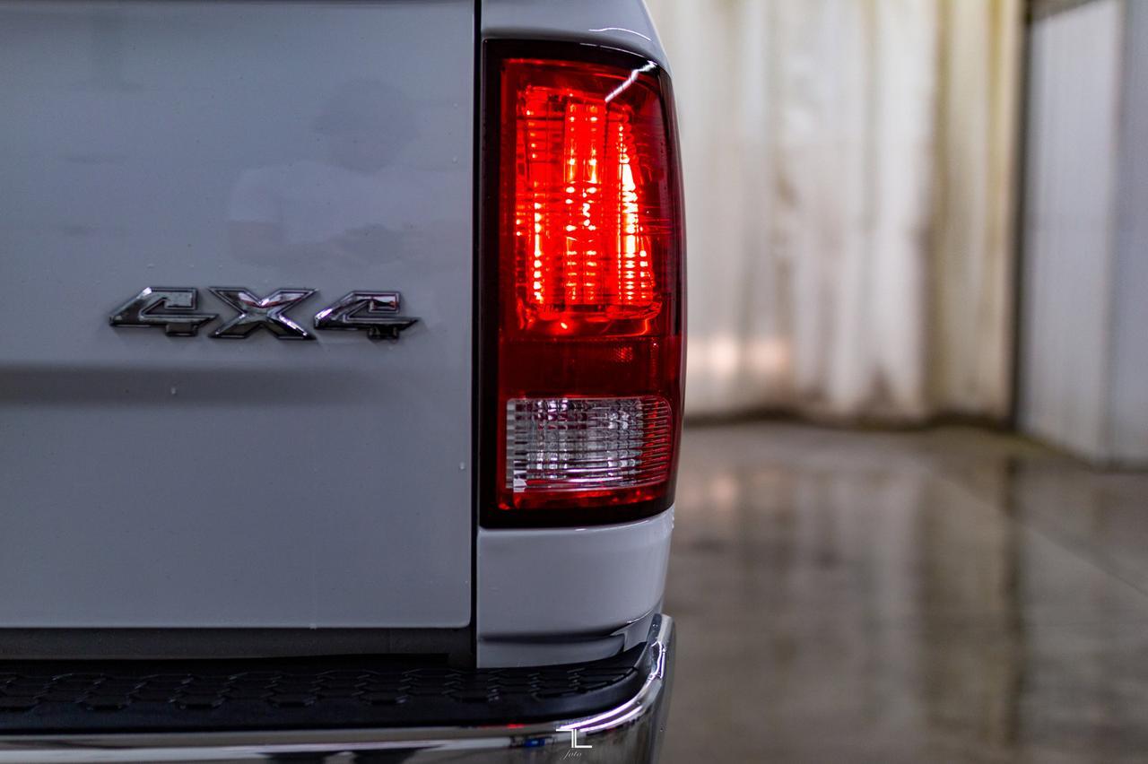 2022 Ram 1500 Classic 4x4 Crew Cab SLT Nav BCam Red Deer AB