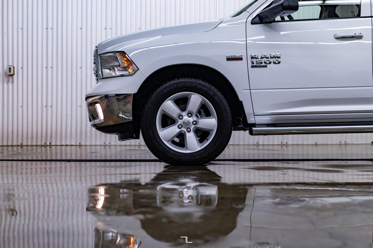 2022 Ram 1500 Classic 4x4 Crew Cab SLT Nav BCam Red Deer AB