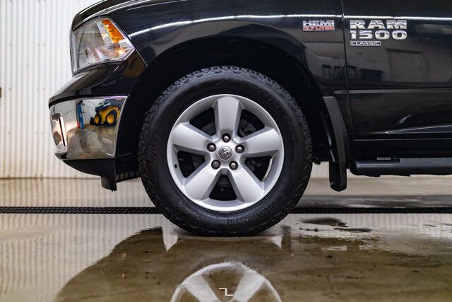 2022 Ram 1500 Classic 4x4 Crew Cab SLT Nav Roof BCam Red Deer AB