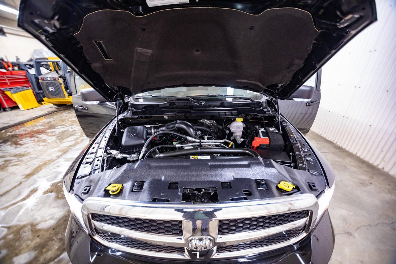 2022 Ram 1500 Classic 4x4 Crew Cab SLT Nav Roof BCam Red Deer AB