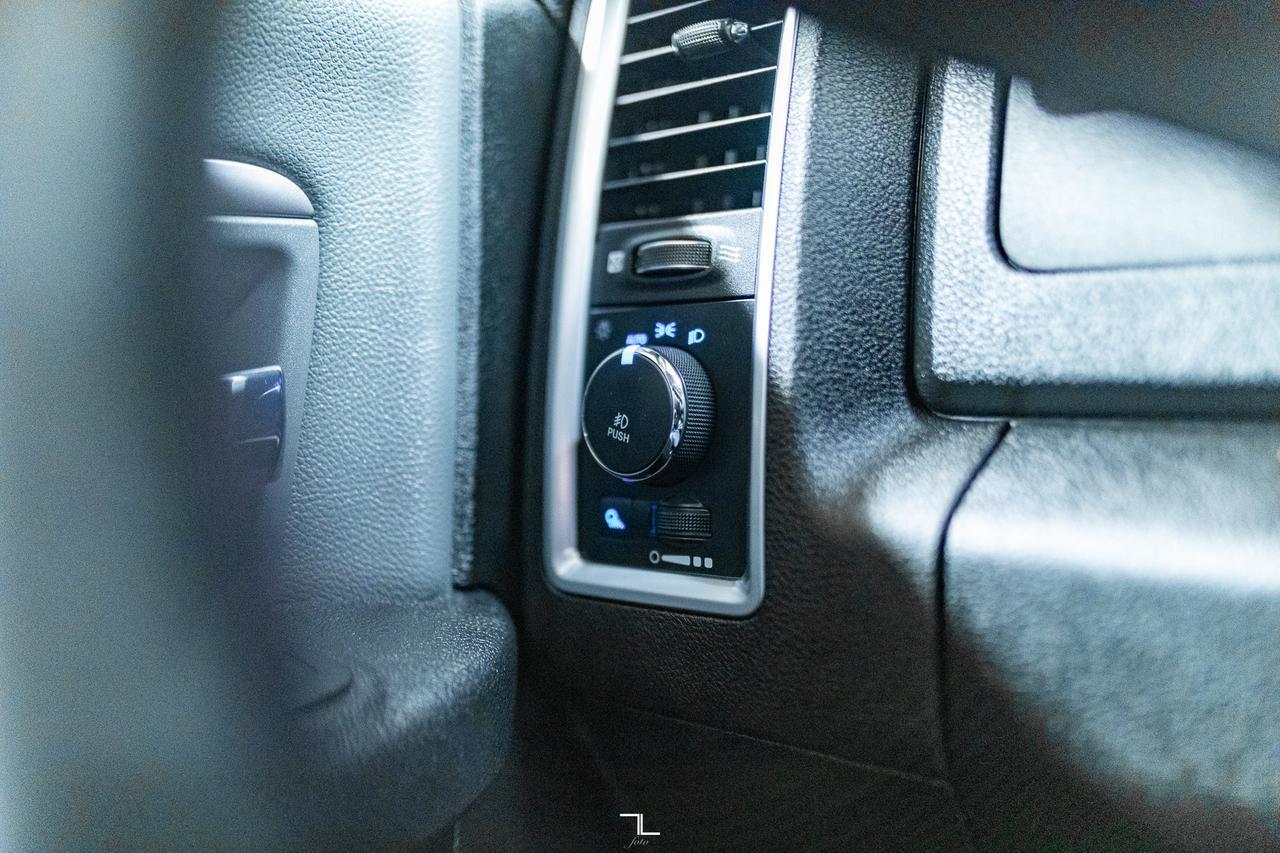 2022 Ram 1500 Classic 4x4 Crew Cab SLT Nav Roof BCam Red Deer AB