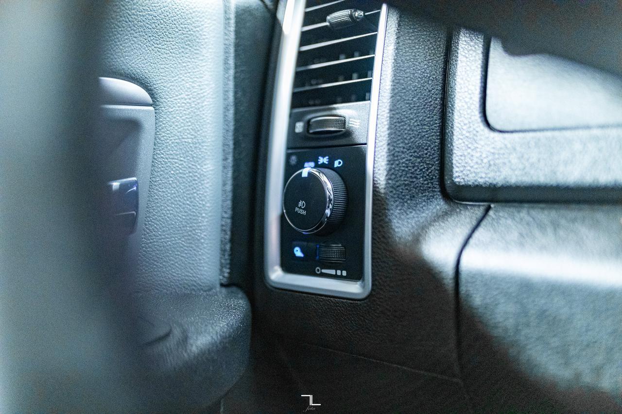 2022 Ram 1500 Classic 4x4 Crew Cab SLT Nav Roof BCam Red Deer AB