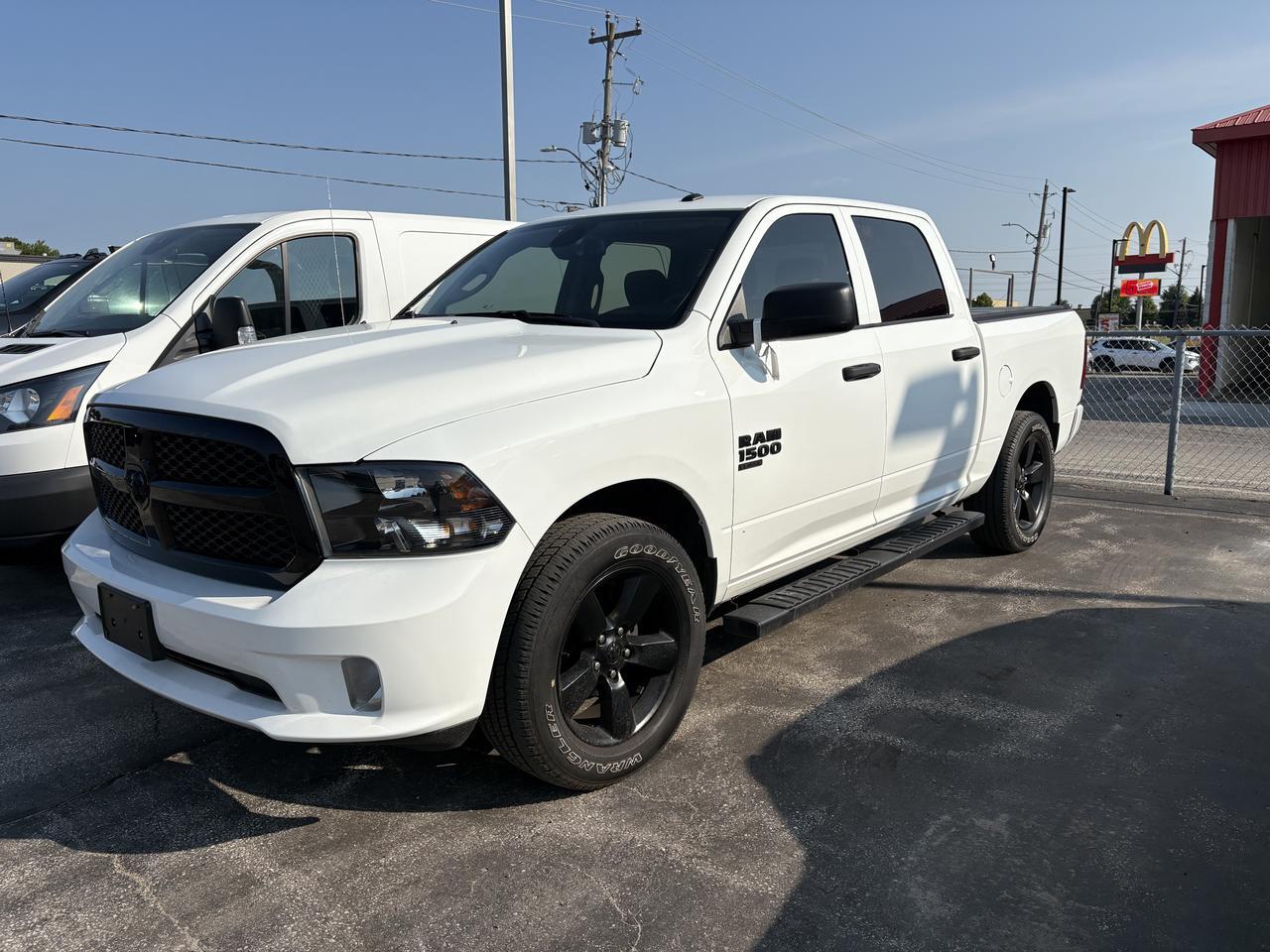 2022 Ram 1500 Classic Express 4WD CREW CAB 5'7" BOX Listowel ON