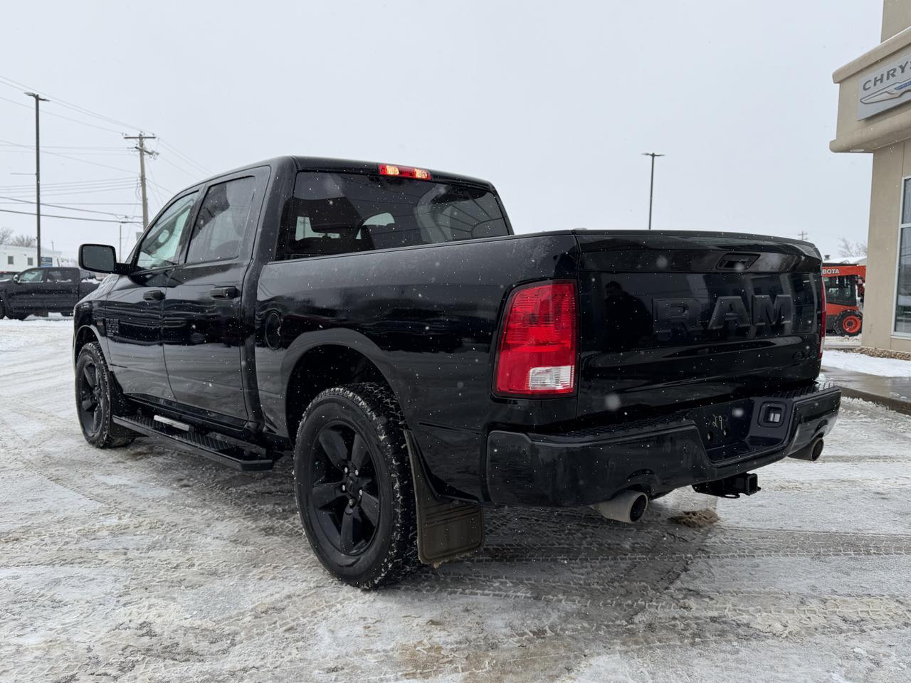 2022 Ram 1500 Classic Express Night Edition 4x4 | HEMI V8 | Sport Hood | 8.4IN Touchscreen NAV | 20IN Black Wheels Redwater AB