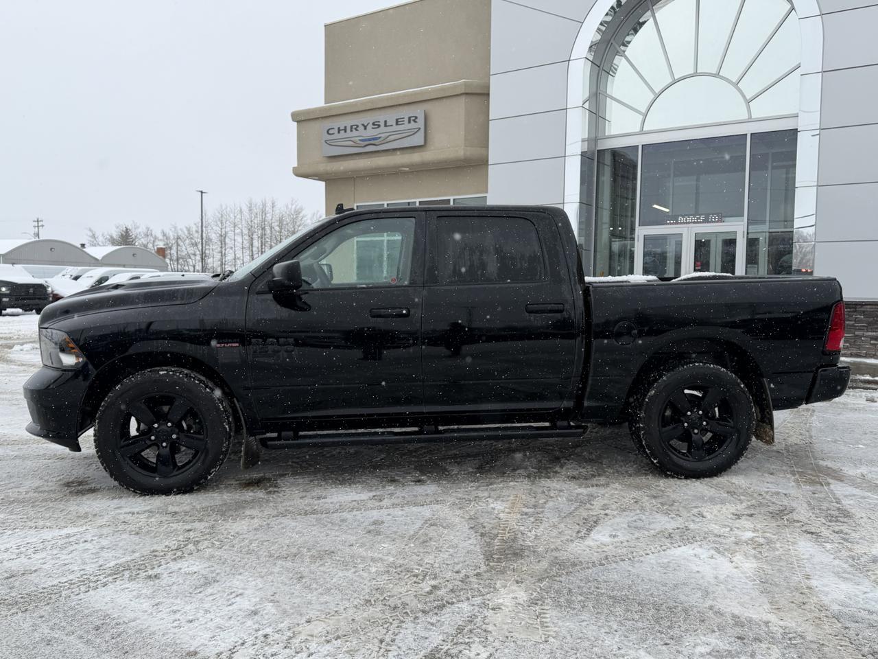 2022 Ram 1500 Classic Express Night Edition 4x4 | HEMI V8 | Sport Hood | 8.4IN Touchscreen NAV | 20IN Black Wheels Redwater AB