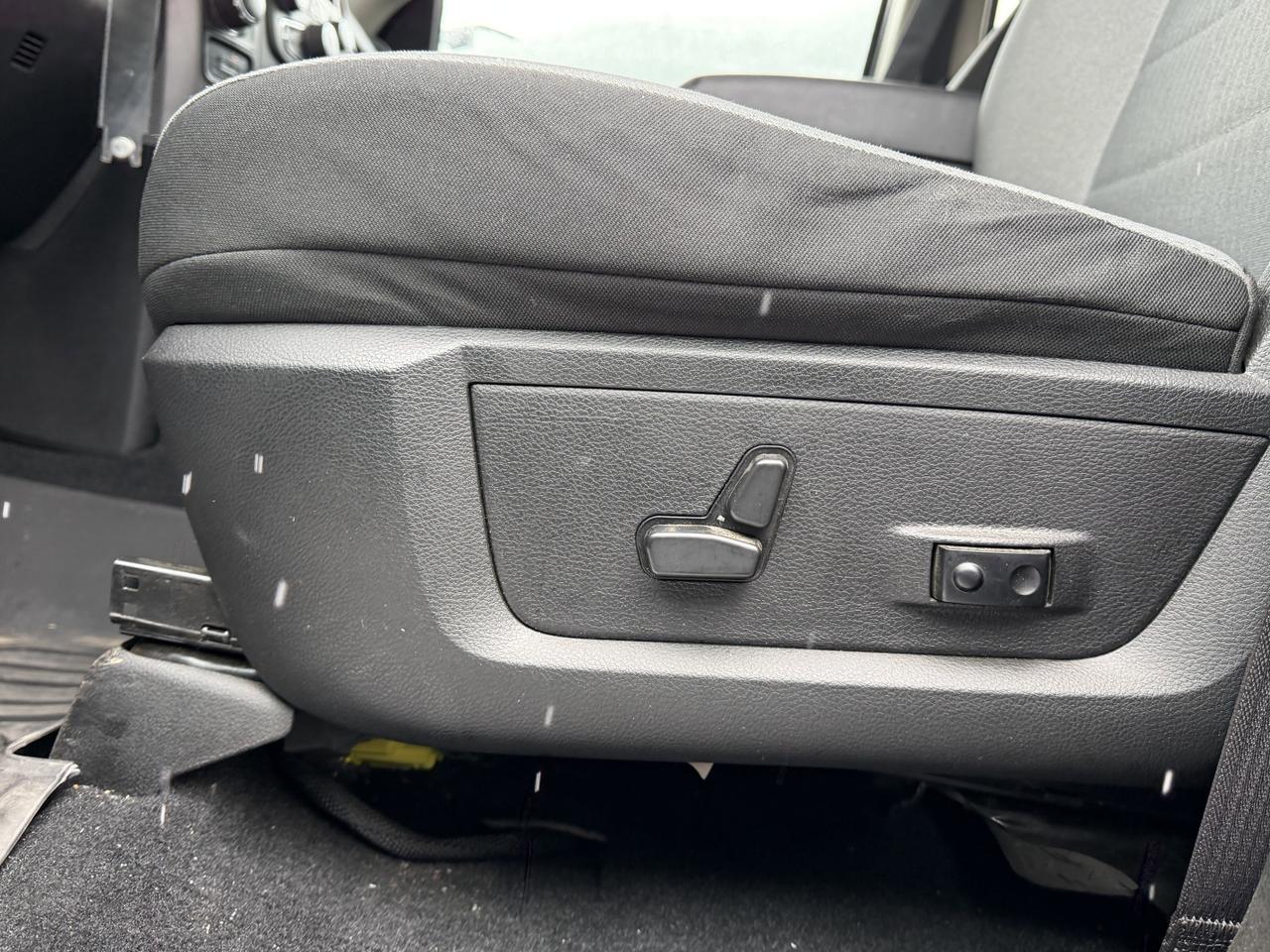 2022 Ram 1500 Classic Express Night Edition 4x4 | HEMI V8 | Sport Hood | 8.4IN Touchscreen NAV | 20IN Black Wheels Redwater AB