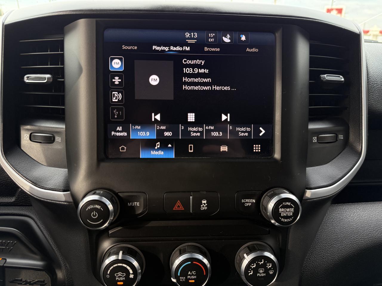 2022 Ram 2500 Big Horn Crew Cab 4x4 | Low KMs | Cummins Diesel | Front Bench | Touchscreen | Remote Start Redwater AB