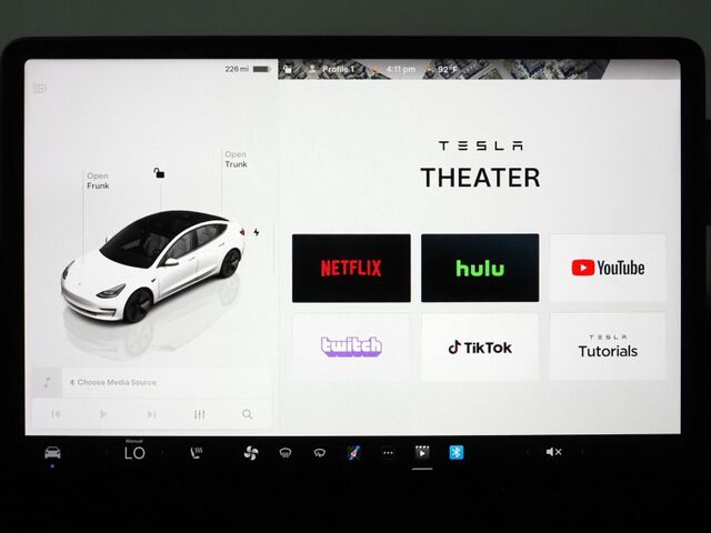 2022 Tesla Model 3 *AUTOPILOT, NAVIGATION, SAFETY ALERTS, ADAPTIVE CRUISE, SURROUND VIEW CAMERAS, PANORAMA GLASS ROOF, HEATED SEATS/STEERING WHEEL,18 INCH WHEELS, BLUETOOTH, WIRELESS CHARGING Round Rock TX
