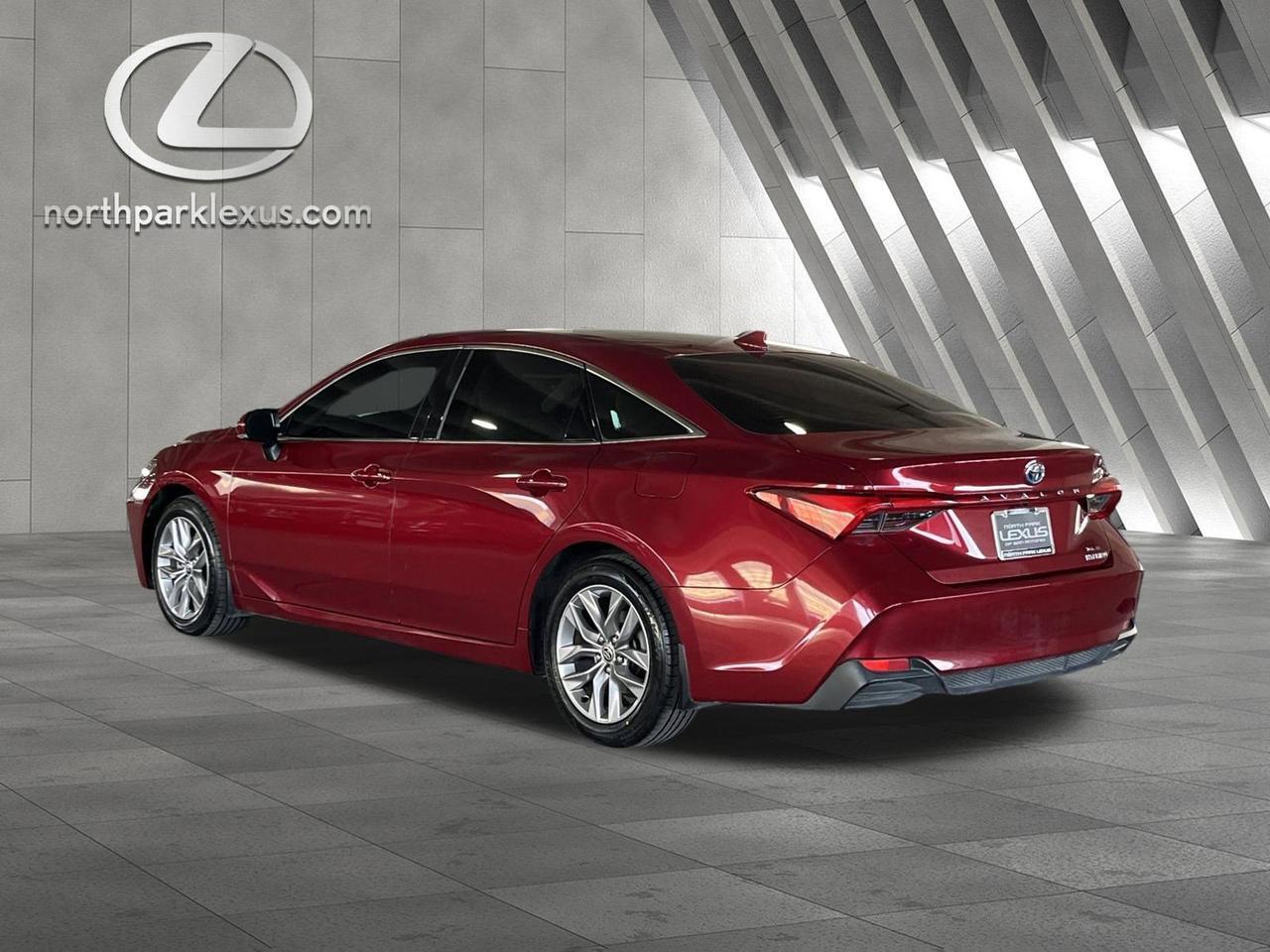 2022 Toyota Avalon Hybrid XLE