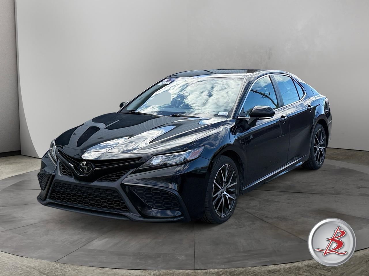2022 Toyota Camry SE photo 3