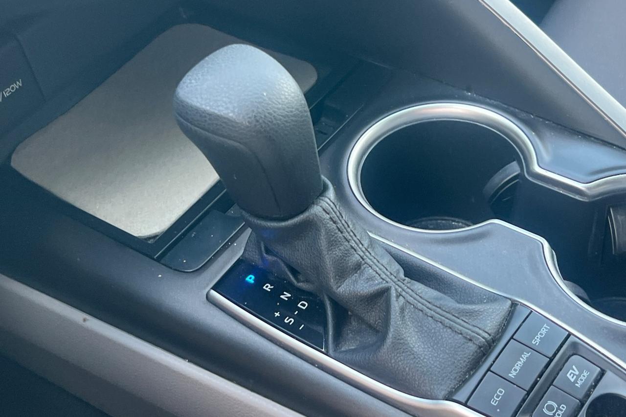 2022 Toyota Camry Hybrid LE Ontario OR