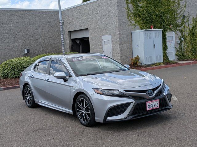 2022 Toyota Camry Hybrid SE