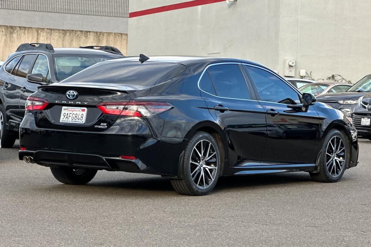 2022 Toyota Camry Hybrid SE