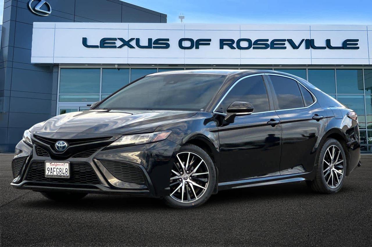 2022 Toyota Camry Hybrid SE