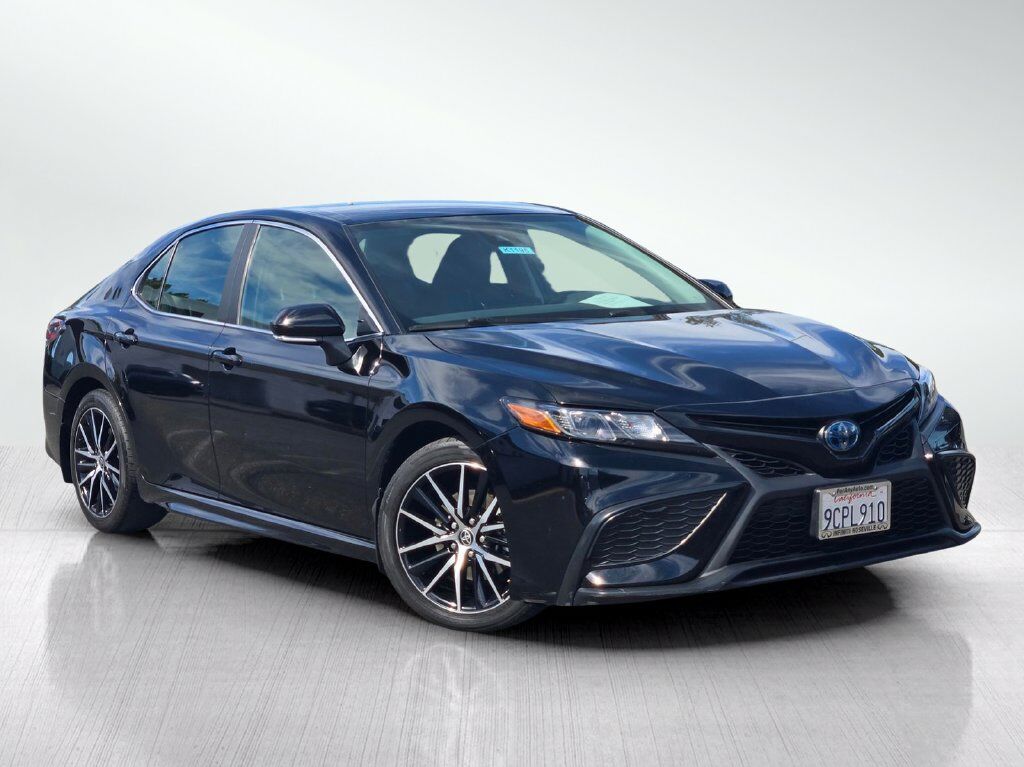 2022 Toyota Camry Hybrid SE