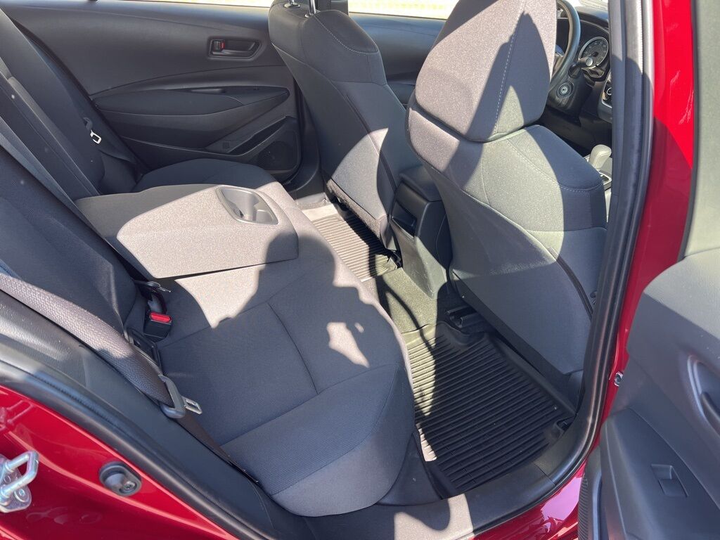 2022 Toyota Corolla LE photo 32