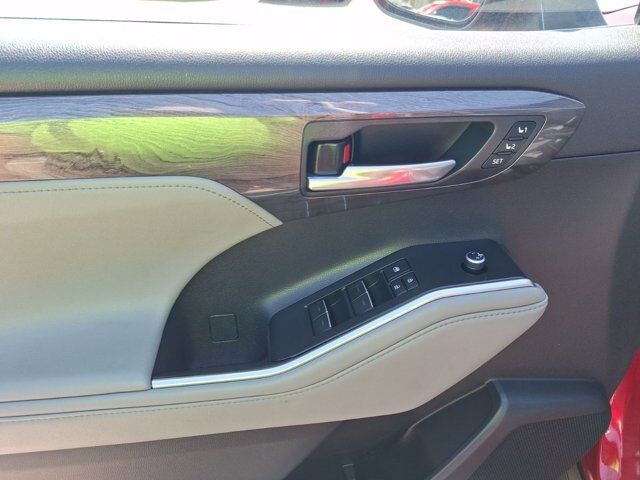 2022 Toyota Highlander Hybrid Limited Hurst TX