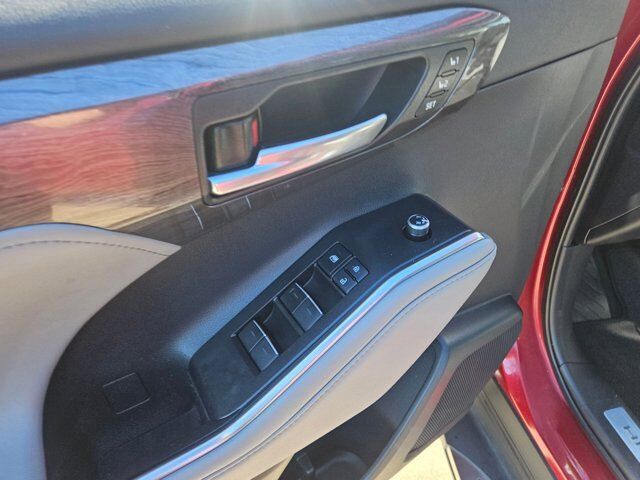 2022 Toyota Highlander Hybrid Limited Hurst TX