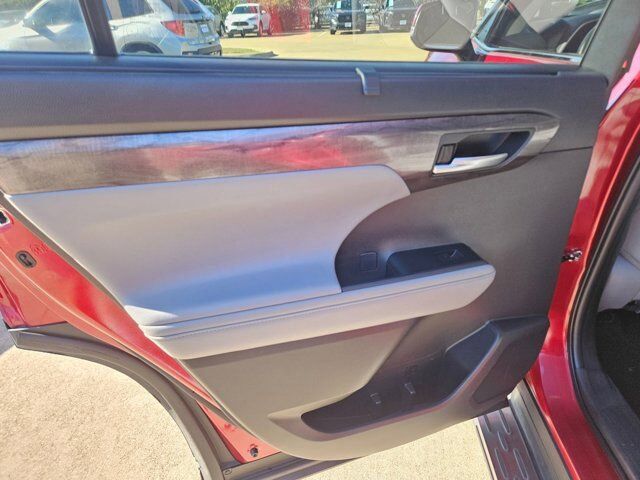 2022 Toyota Highlander Hybrid Limited Hurst TX