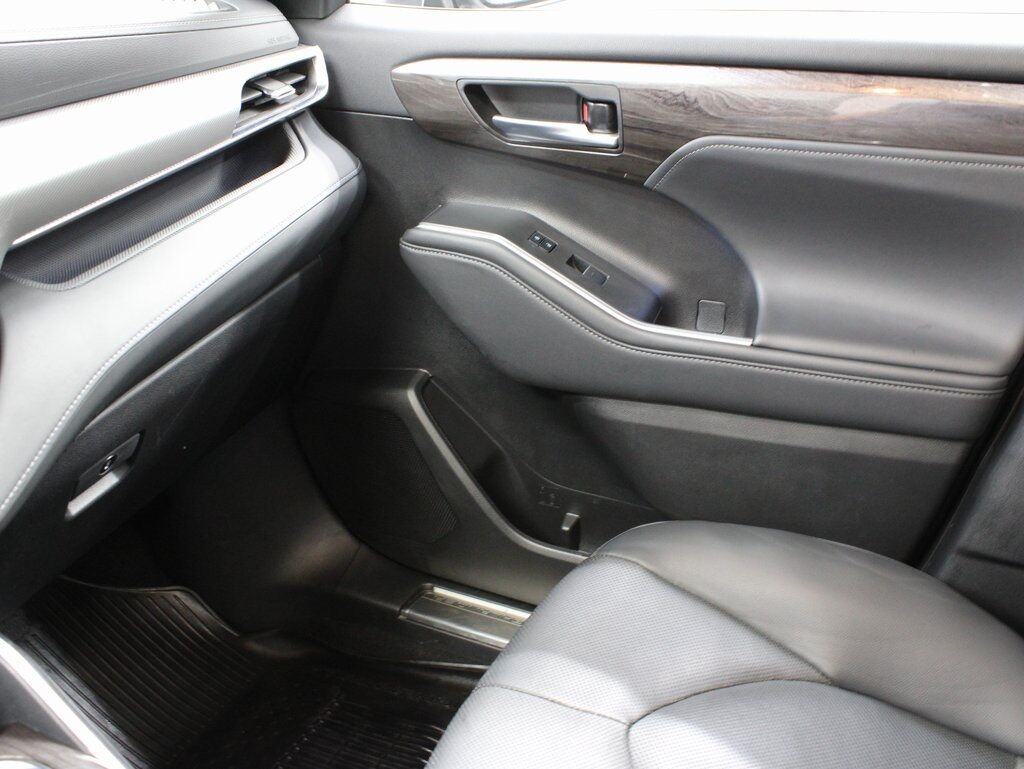 2022 Toyota Highlander Hybrid Platinum AWD 7 Passenger Fond du Lac WI