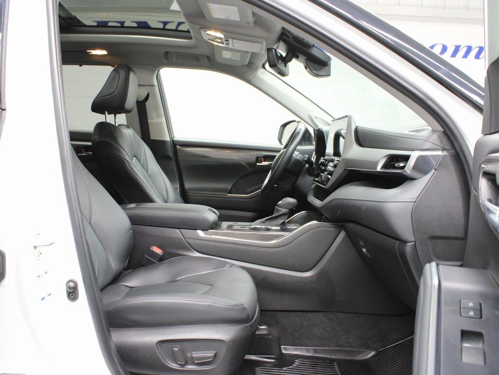 2022 Toyota Highlander Hybrid Platinum AWD 7 Passenger Fond du Lac WI