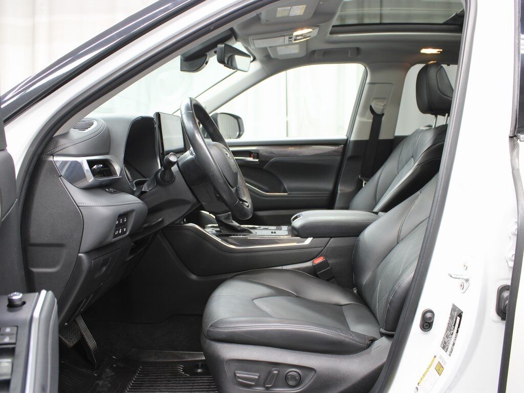 2022 Toyota Highlander Hybrid Platinum AWD 7 Passenger Fond du Lac WI