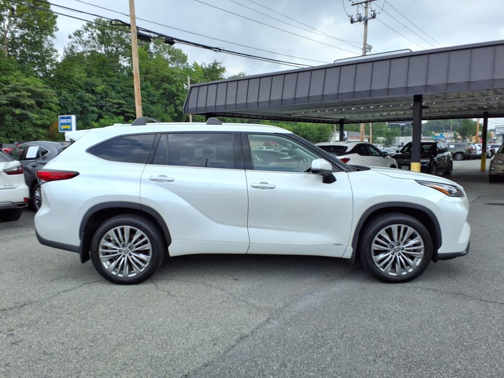2022 Toyota Highlander Hybrid Platinum