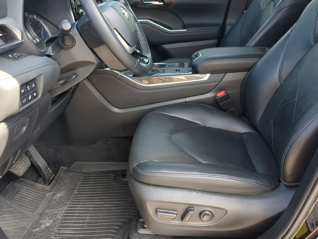 2022 Toyota Highlander Hybrid Platinum