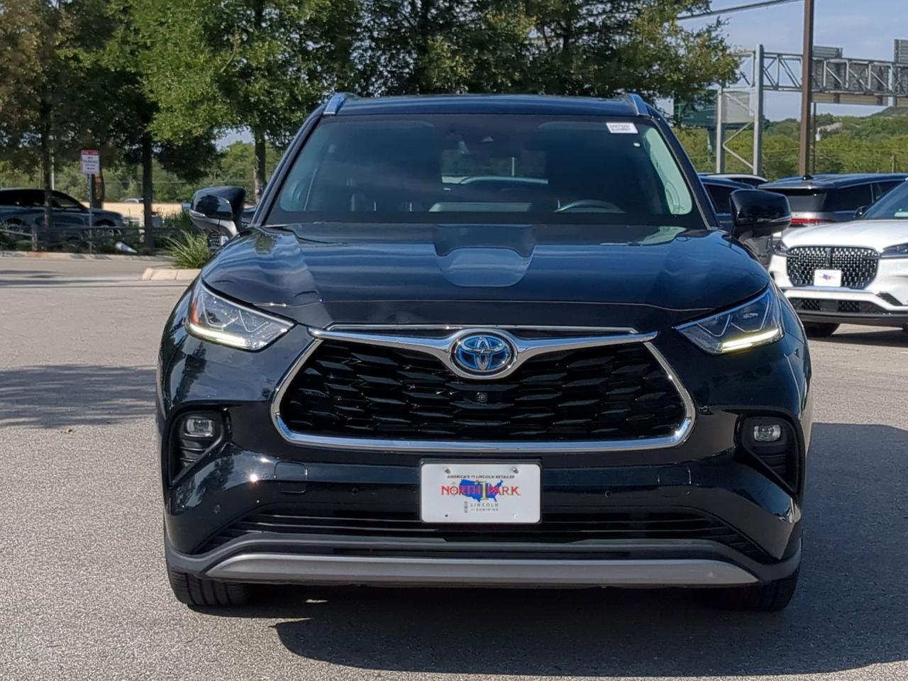2022 Toyota Highlander Hybrid Platinum