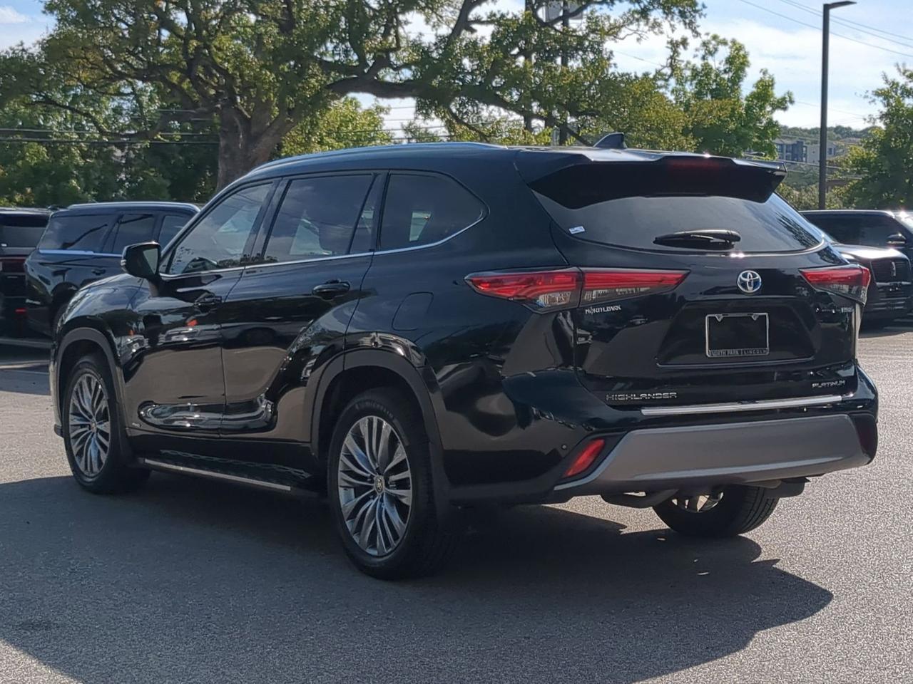 2022 Toyota Highlander Hybrid Platinum