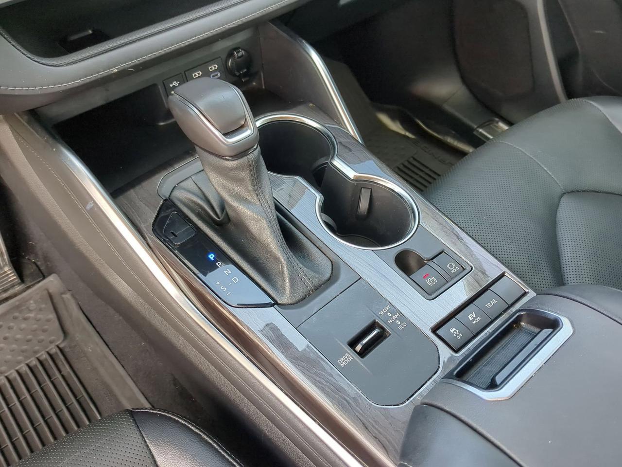 2022 Toyota Highlander Hybrid Platinum