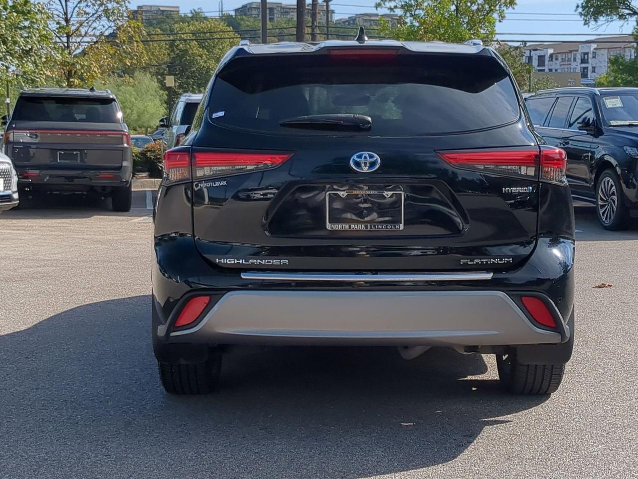 2022 Toyota Highlander Hybrid Platinum