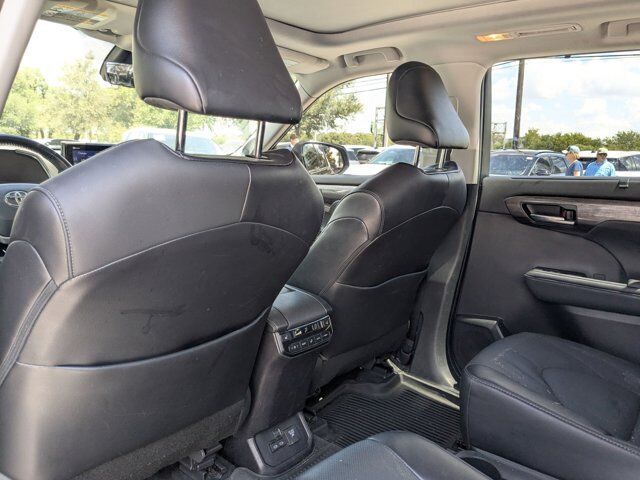 2022 Toyota Highlander Hybrid Platinum
