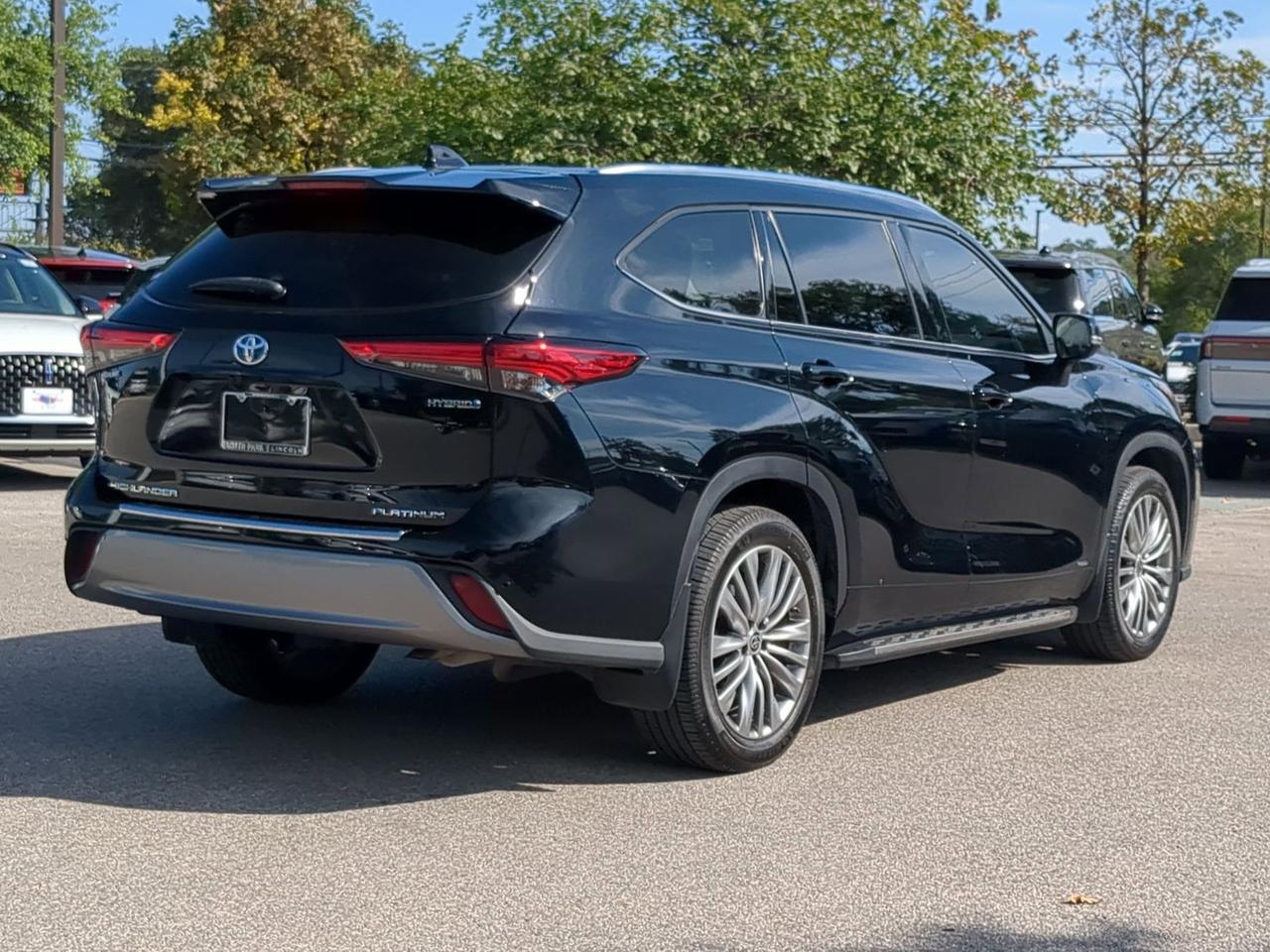 2022 Toyota Highlander Hybrid Platinum