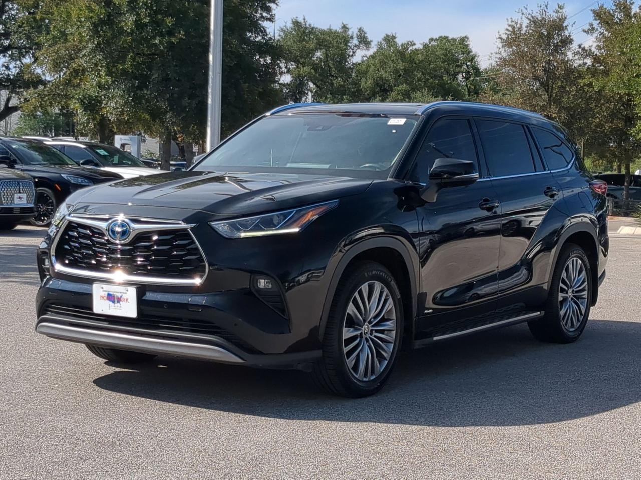 2022 Toyota Highlander Hybrid Platinum