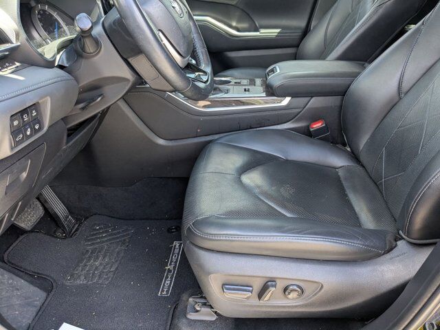 2022 Toyota Highlander Hybrid Platinum