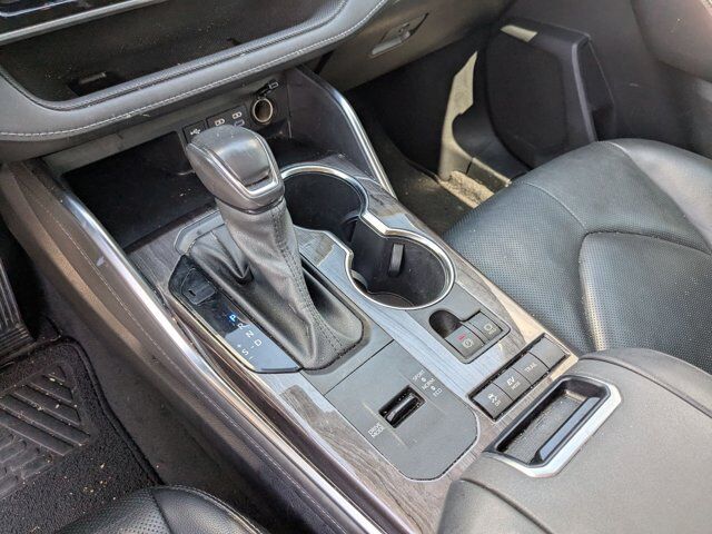 2022 Toyota Highlander Hybrid Platinum