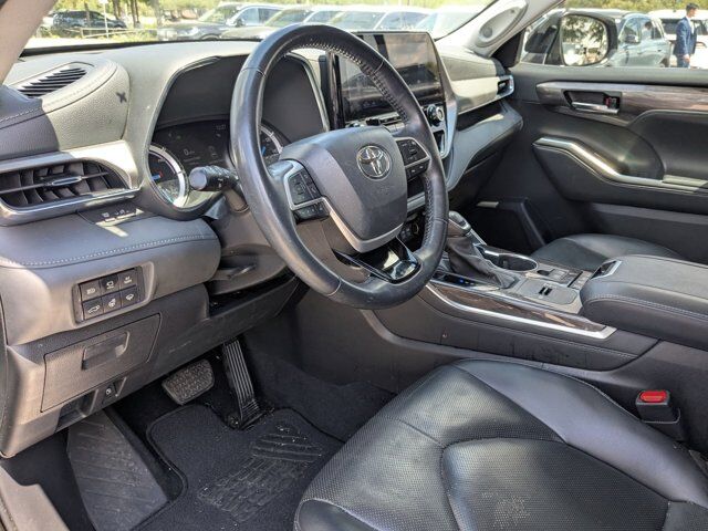 2022 Toyota Highlander Hybrid Platinum