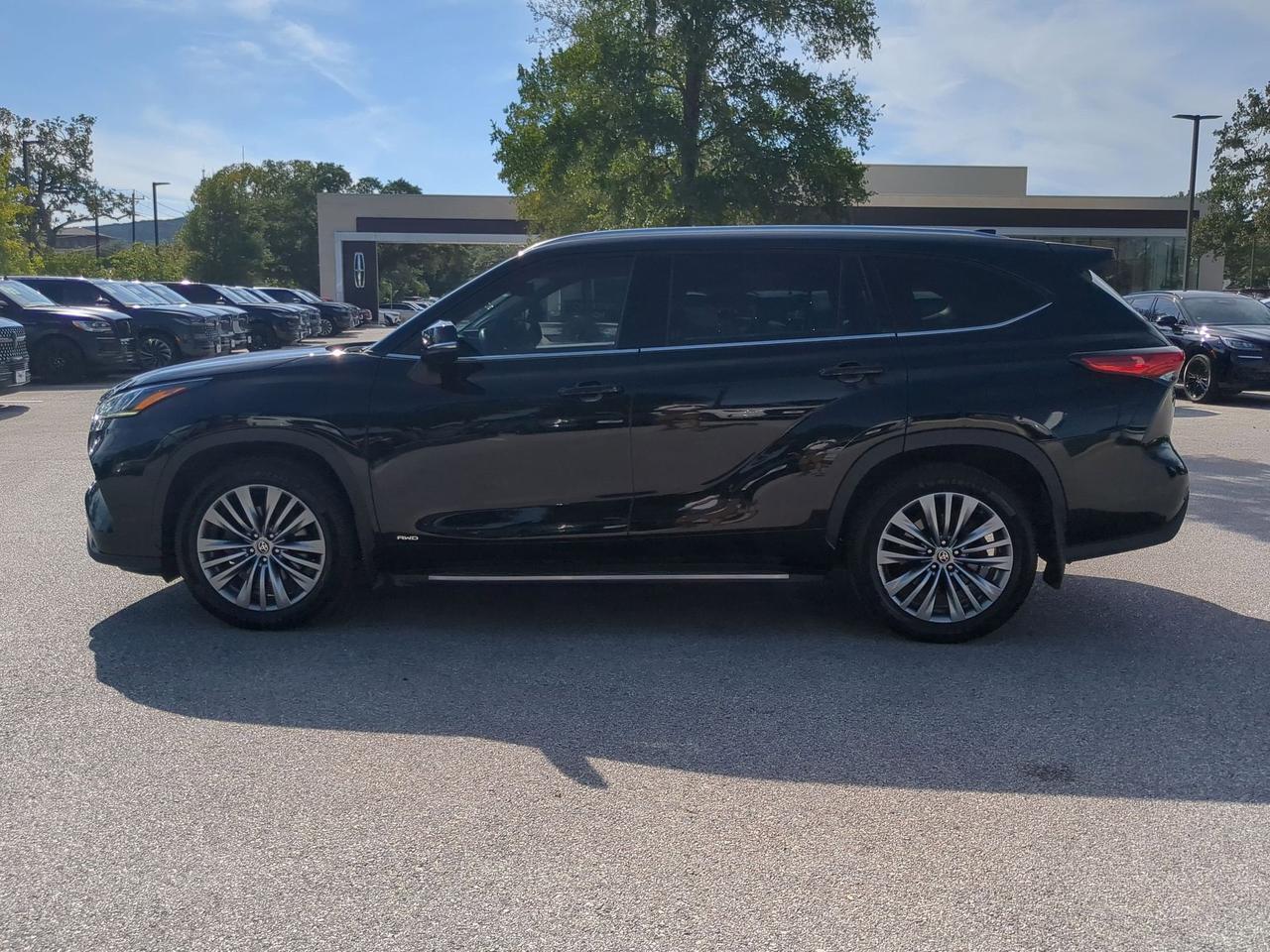 2022 Toyota Highlander Hybrid Platinum
