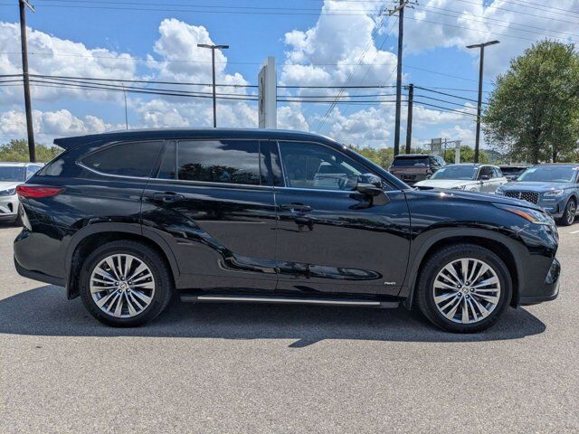 2022 Toyota Highlander Hybrid Platinum