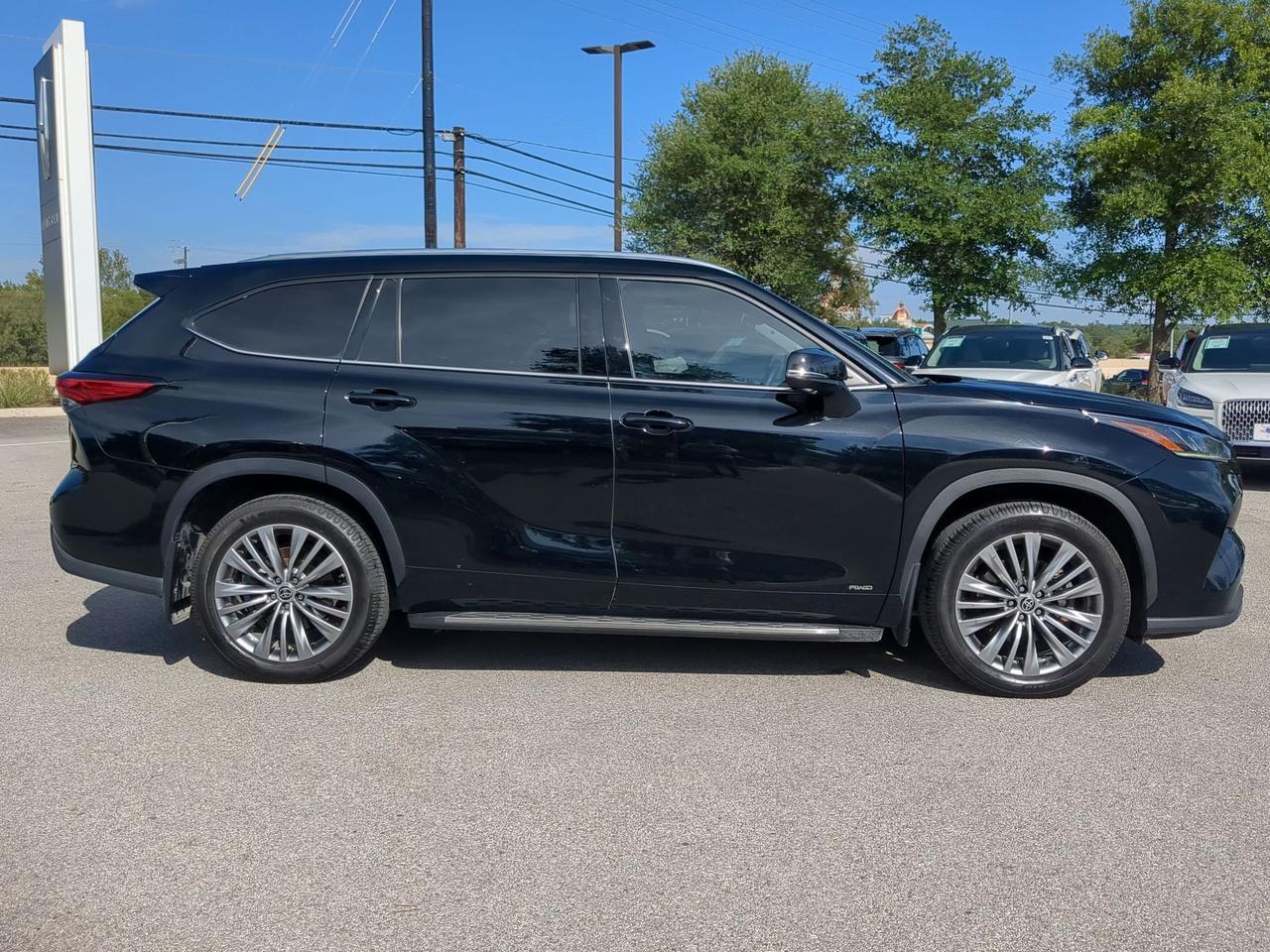 2022 Toyota Highlander Hybrid Platinum