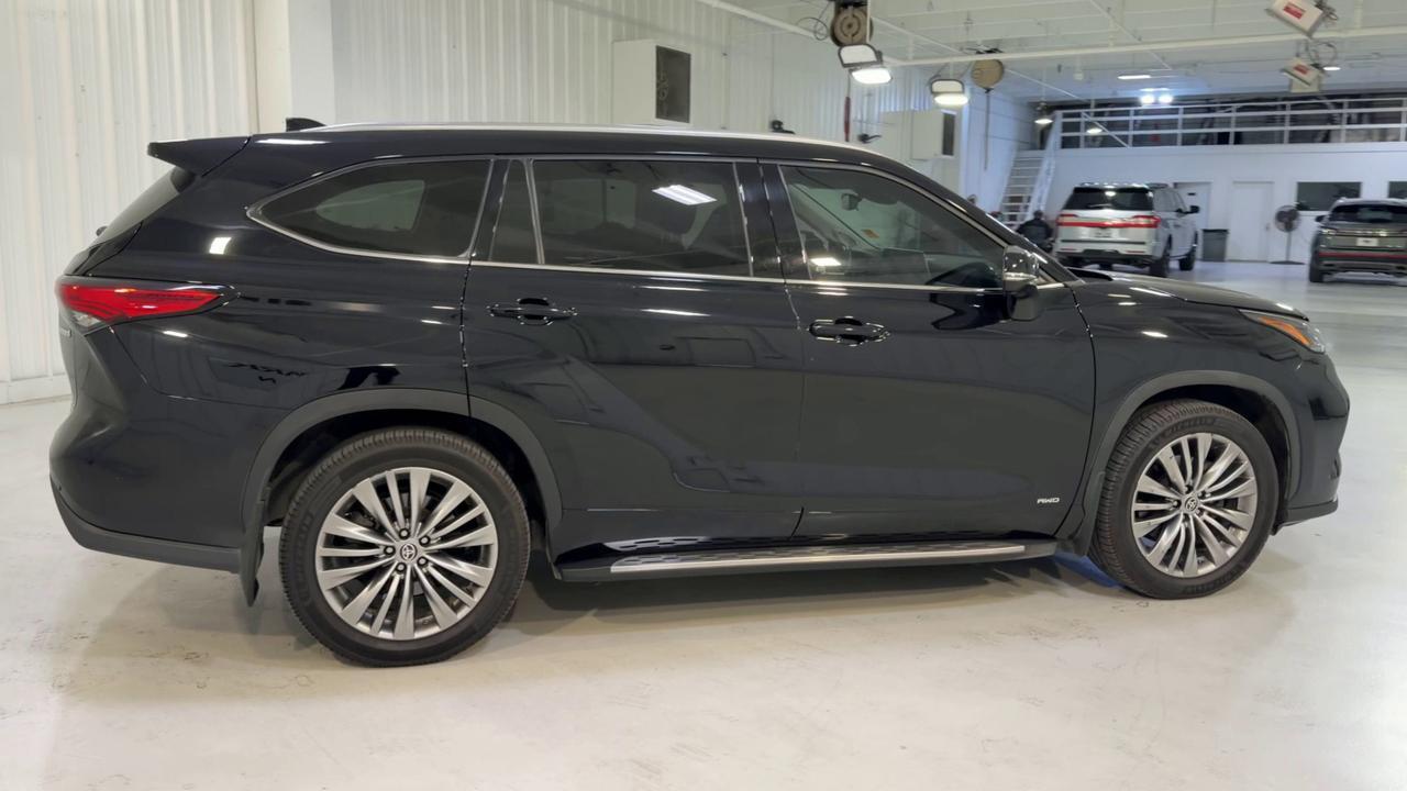 2022 Toyota Highlander Hybrid Platinum