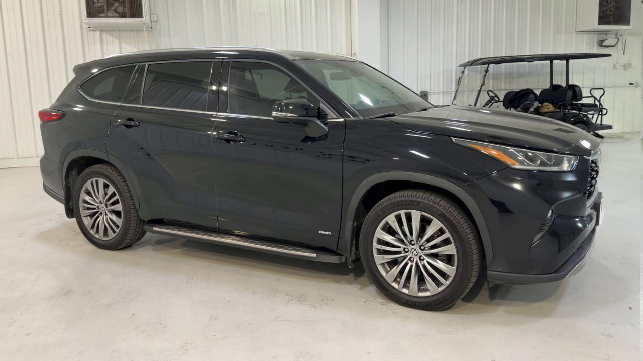 2022 Toyota Highlander Hybrid Platinum