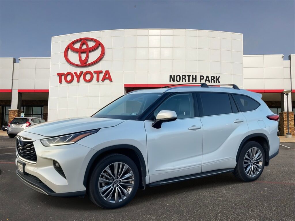 2022 Toyota Highlander Hybrid Platinum