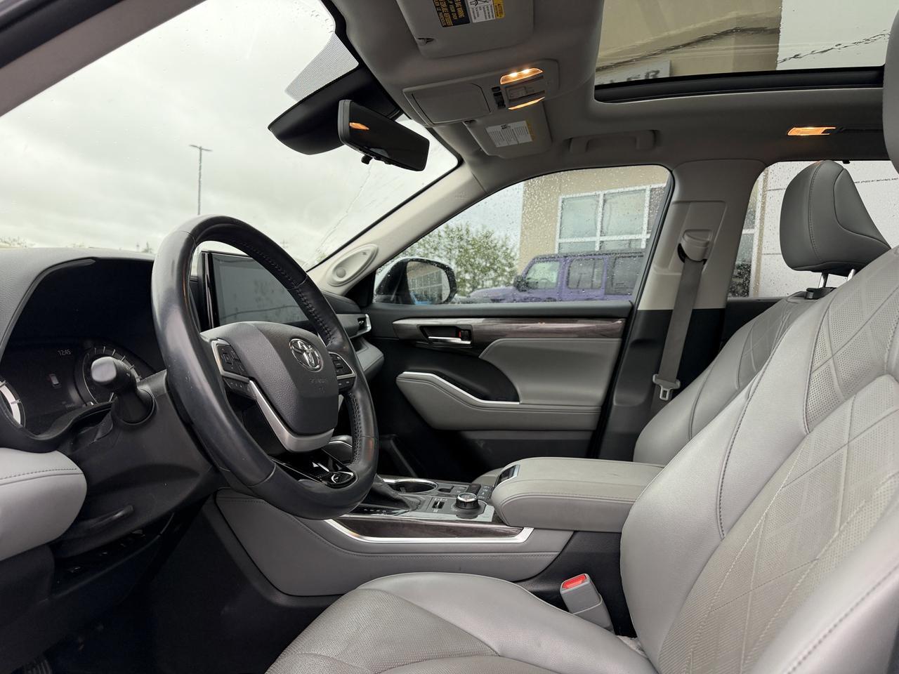 2022 Toyota Highlander Platinum AWD | Low KMs | V6 | Leather | Pano Moonroof | Touchscreen | JBL Audio | Power Liftgate Redwater AB