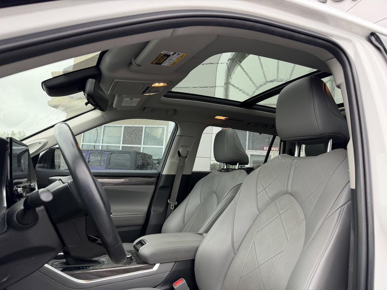 2022 Toyota Highlander Platinum AWD | Low KMs | V6 | Leather | Pano Moonroof | Touchscreen | JBL Audio | Power Liftgate Redwater AB