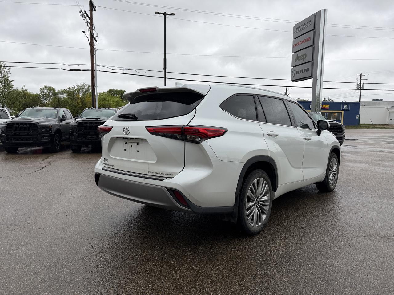 2022 Toyota Highlander Platinum AWD | Low KMs | V6 | Leather | Pano Moonroof | Touchscreen | JBL Audio | Power Liftgate Redwater AB